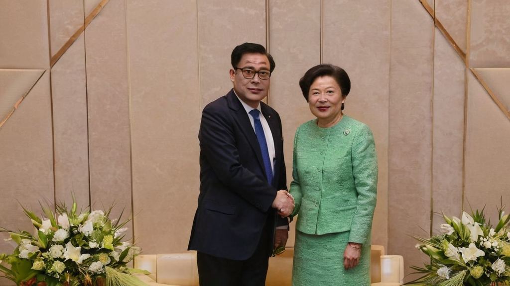 杨紫与郭德纲互动引热议娱乐吃瓜君揭秘幕后故事与网络糗事碰撞
